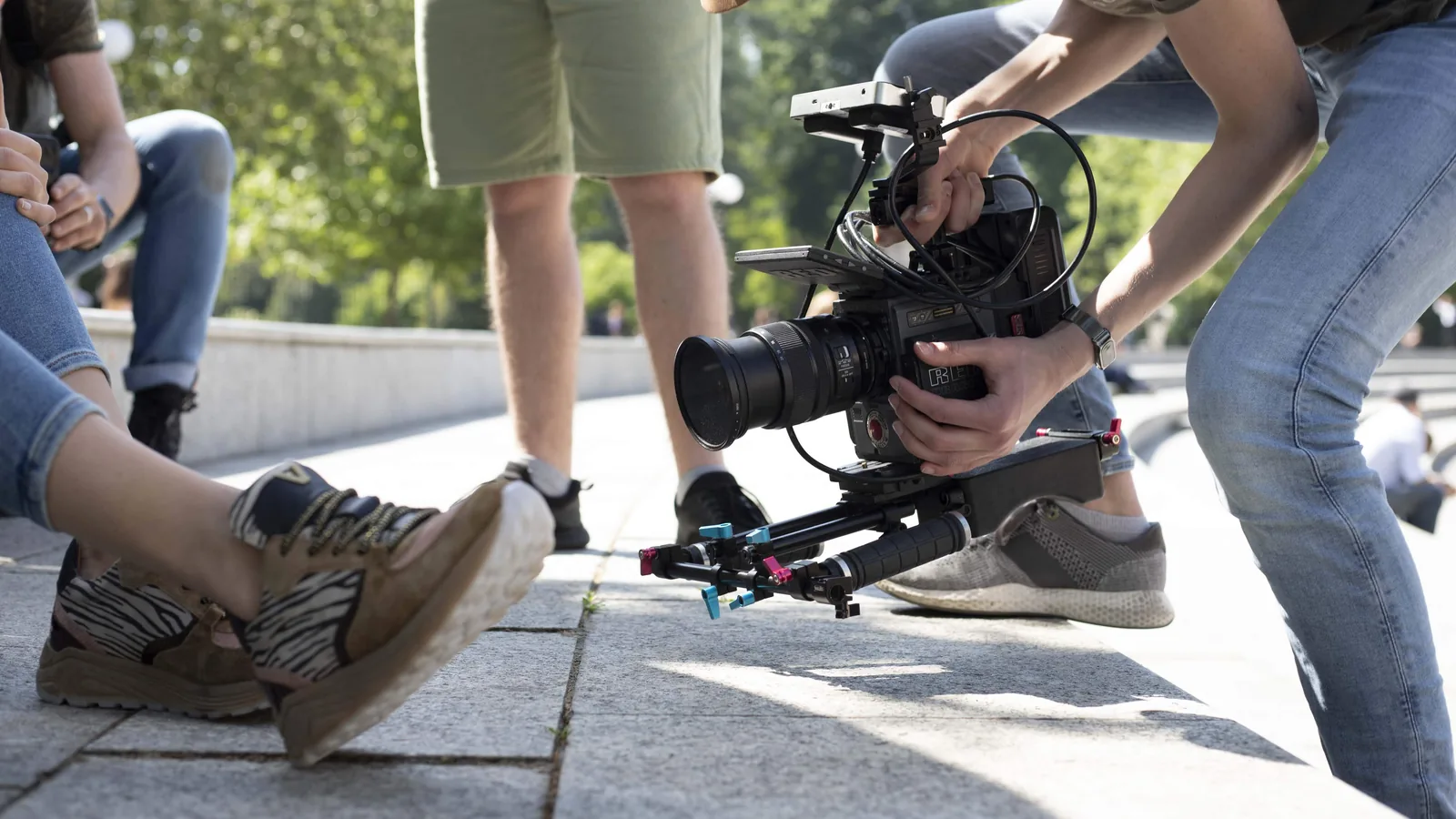 Camera met gimbal laag bij de grond opgesteld tijdens een opname