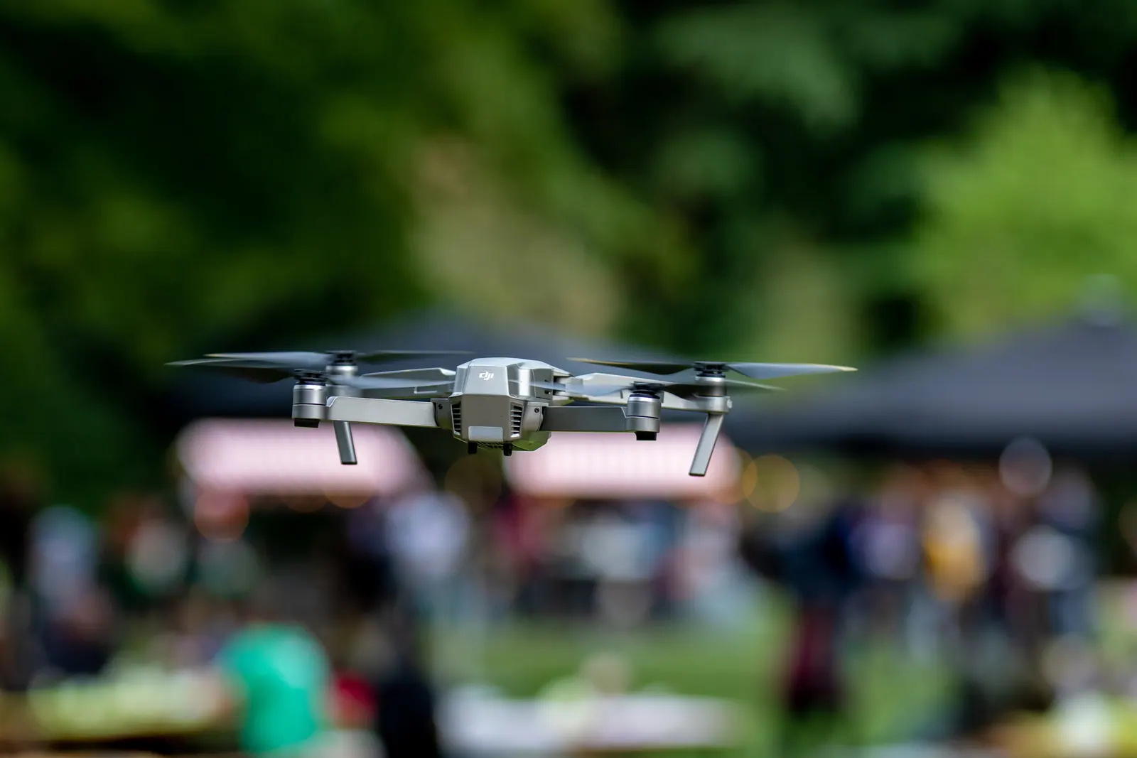 DJI-drone in vlucht boven een evenemententerrein