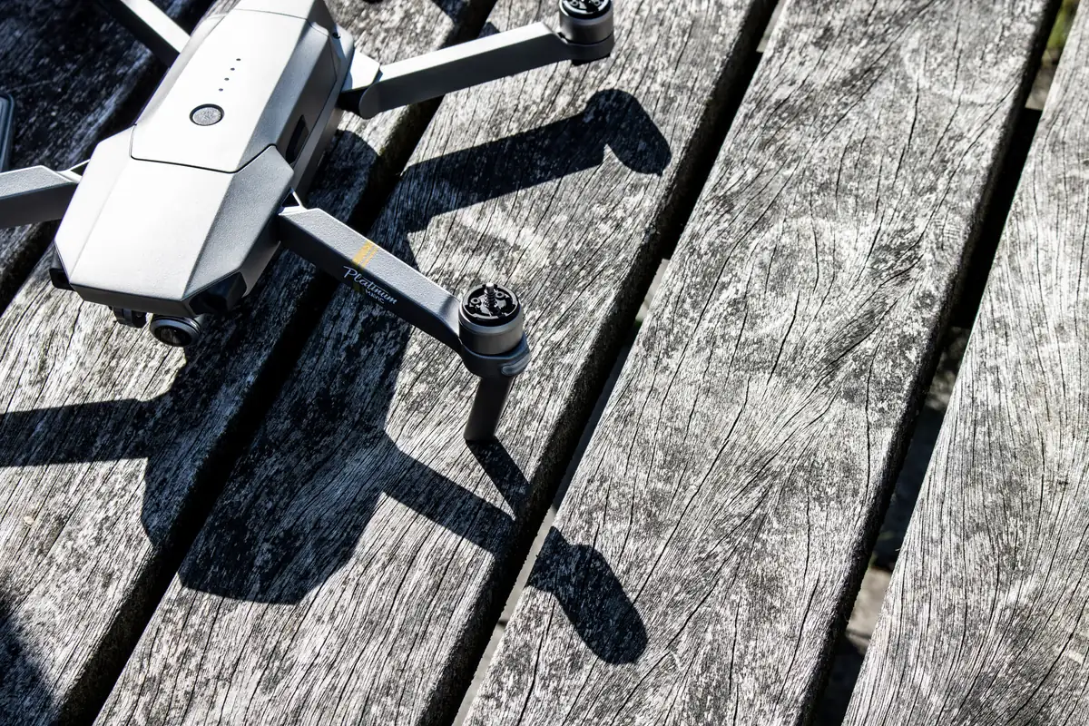 DJI-drone klaar voor vertrek op een houten vlonder