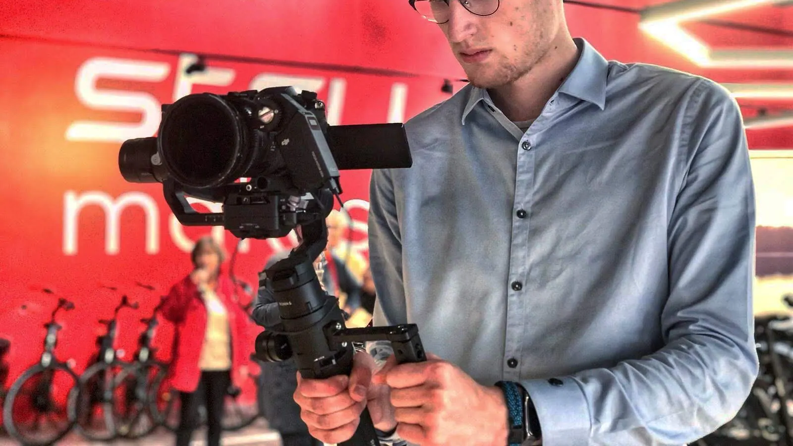 Seth Esenkbrink filmt met een camera op een DJI Ronin-gimbal tijdens een opname op locatie