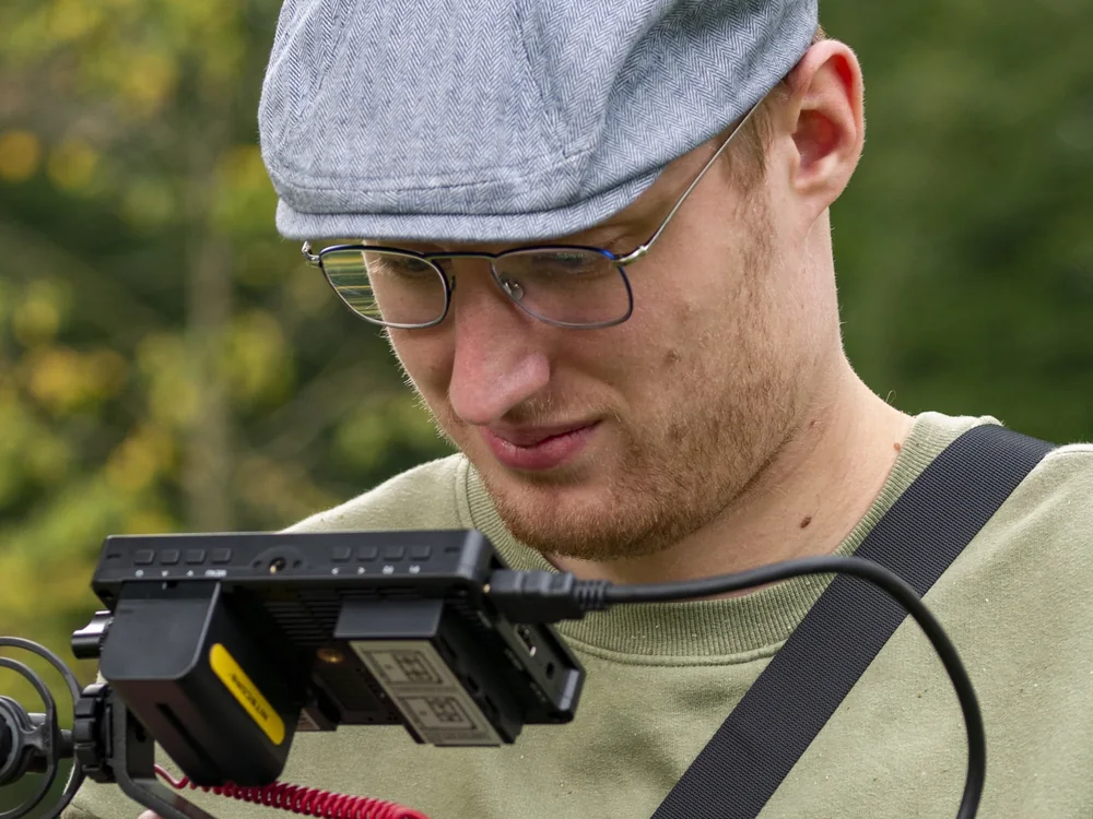 Seth Esenkbrink achter zijn camera op statief tijdens een opname