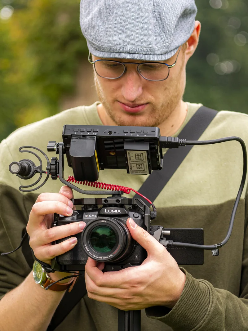 Seth Esenkbrink achter zijn camera op statief tijdens een opname