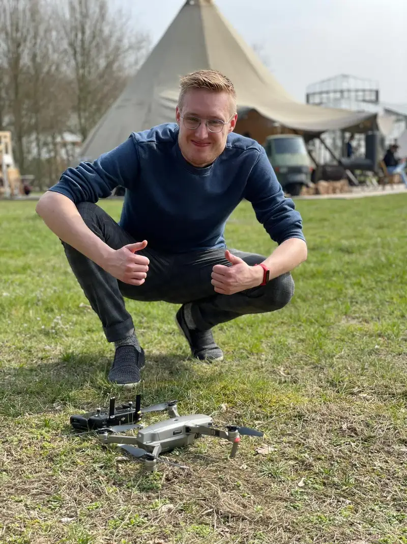 Seth Esenkbrink bij een drone op een opnamelocatie